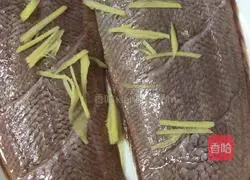 Illustration of steamed tongue sole with pickled vegetable juice 6