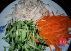 Illustration of how to make sesame chicken shredded cold noodles 4