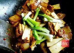 Illustration of how to cook twice-cooked pork with dried fragrant 14