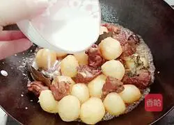 Illustration of how to cook pork ribs and stewed baby potatoes 11