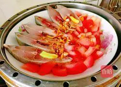 Illustration of how to steam fish with tomatoes 10