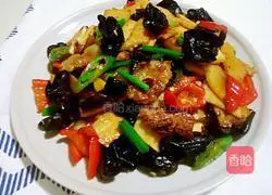 Illustration of how to make fresh bamboo shoots, fungus and twice-cooked pork 15