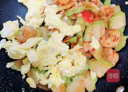 Illustration of how to make tomato sauce, chayote and shrimp 14