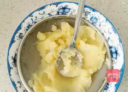 Illustration of how to make mashed potatoes with blueberry sauce 3