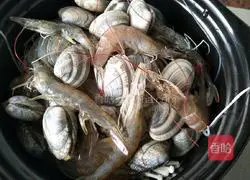 Illustration of how to make enoki mushroom vermicelli stew 5