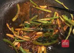 Illustration of how to make cumin-dried shredded beef 7