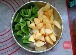 Illustration of how to make vegetarian stir-fried ground and three delicacies 6