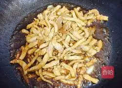 Illustration of how to stir-fry shredded pork with pepper and pickled mustard 8