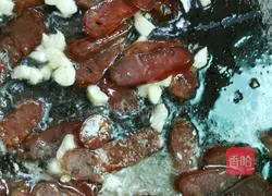 Illustration of how to make fried snow peas with preserved meat 5