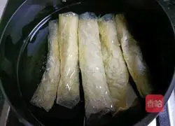 Illustration of how to make shrimp bean curd rolls 16