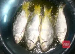 Illustration of how to make crispy braised crucian carp 4