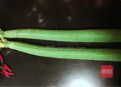 How to make stir-fried loofah with minced garlic Illustration 1