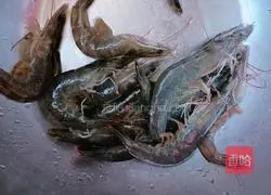 Illustration of how to stir-fry celery with lily, prawns and celery 2