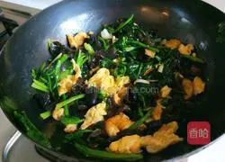 Illustration of how to make scrambled eggs with fungus, spinach and eggs on the fifteenth day of the first lunar month 12