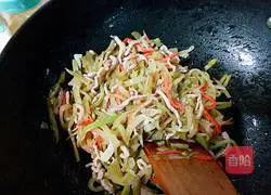 Illustration of how to stir-fry shredded pork with pickled mustard 5