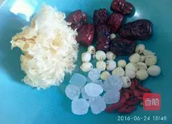Illustration of how to make rock sugar, tremella and lotus seed soup 2