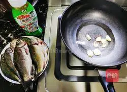 Illustration of how to make crucian carp vermicelli pot 2