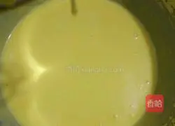 Illustration of how to make dragon fruit cream cake roll 3