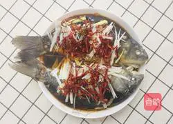 Illustration of how to make steamed crucian carp 5