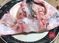 Illustration of how to make steamed fish head with perilla 2