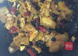 Illustration of how to make twice-cooked pork with black bean sauce 3