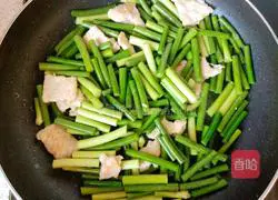 Illustration of how to stir-fry meat with garlic, sprouts and fungus 3