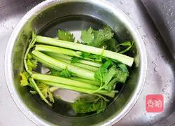 Illustration of how to make fried meat with celery 3
