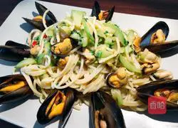 Illustration of how to make Italian zucchini and mussel pasta 6