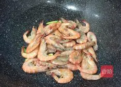 Illustration of how to fry prawns in oil 3