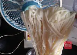 Illustration of making cold noodles with shredded chicken 6