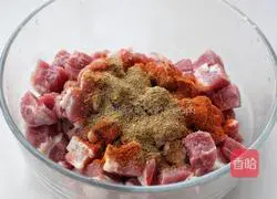 Illustration of how to make grilled toothpick meat 2