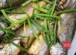 Illustration of how to cook small yellow croaker at home 6