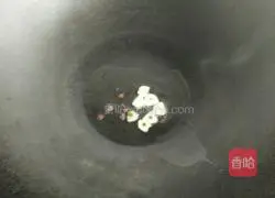 Illustration of how to make fried meat with garlic moss 2