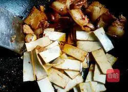 Illustration of how to make stir-fried twice-cooked pork with dried fragrant seeds 11