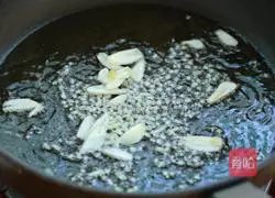 Illustration of how to make carrots, fungus and chicken slices 4