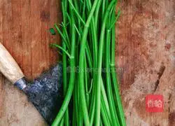 Illustration of how to make fried celery and crispy pork slices 1