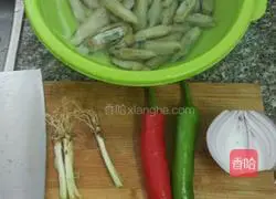 Illustration of how to stir-fry razor clams 1