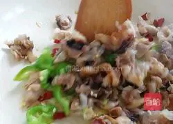 Illustration of how to stir-fry squid neck 7