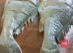 Illustration of how to make steamed yellow croaker 3