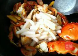 Illustration of how to make spicy crab fried rice cake 4