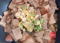 Illustration of how to make stir-fried elbow pork with pepper 5