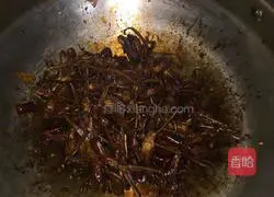 Illustration of how to make sauced duck tongue 6