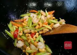 Illustration of how to make celery, cashew and shrimp 9