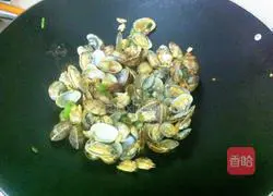 Illustration of how to stir-fry garlic with garlic 9