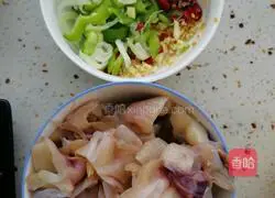 Illustration of how to make stir-fried squid neck 1