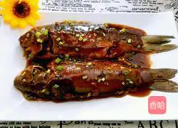 Illustration of home-style braised small crucian carp 10