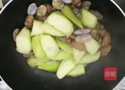 Illustration of how to make fried clams with loofah 3