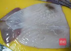 Illustration of how to make fried squid with two peppers and green onions 5