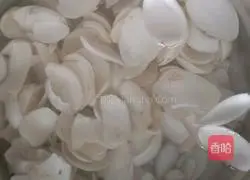 Illustration of how to make fried shrimps with lily and peach kernels 3