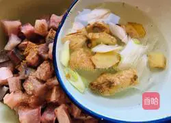 Illustration of how to make a bowl of steamed fish cubes 3